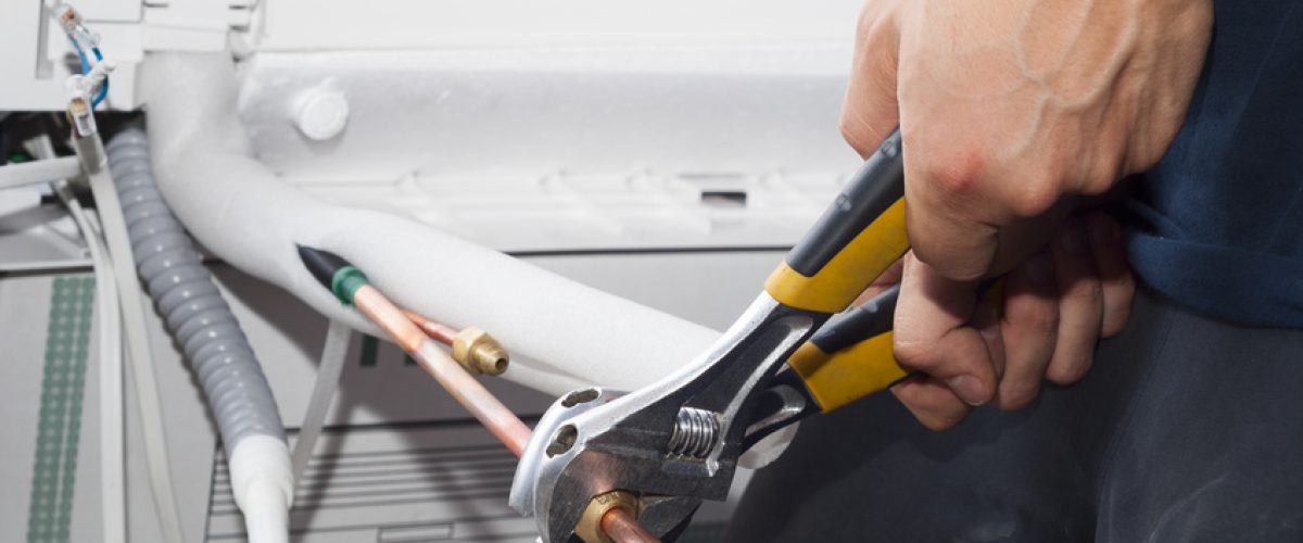 Master tightens the threaded connection of pipes